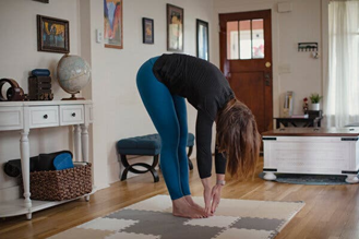 다리를 편 상태에서 바닥에 손을 뻗는 유연성 테스트를 하고 있는 사진
