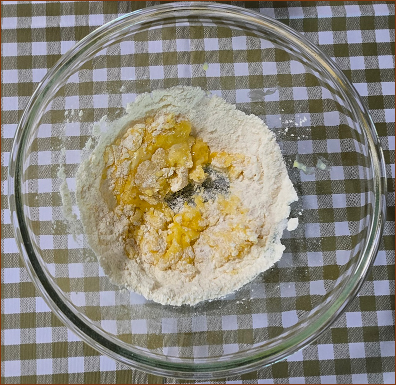 가루재료에 버터를 제외하고 섞은 액체재료를 넣은 모습의 이미지