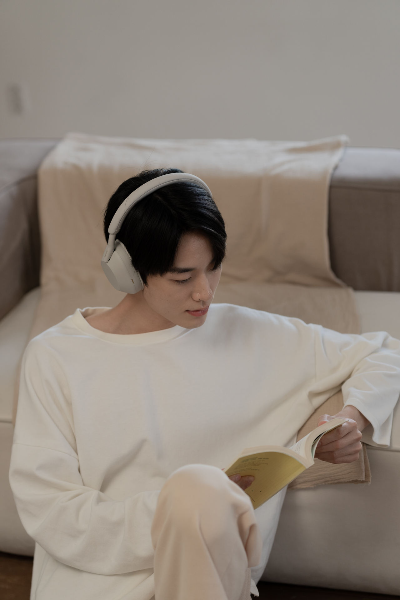 WH-1000XM5를 착용한 남성