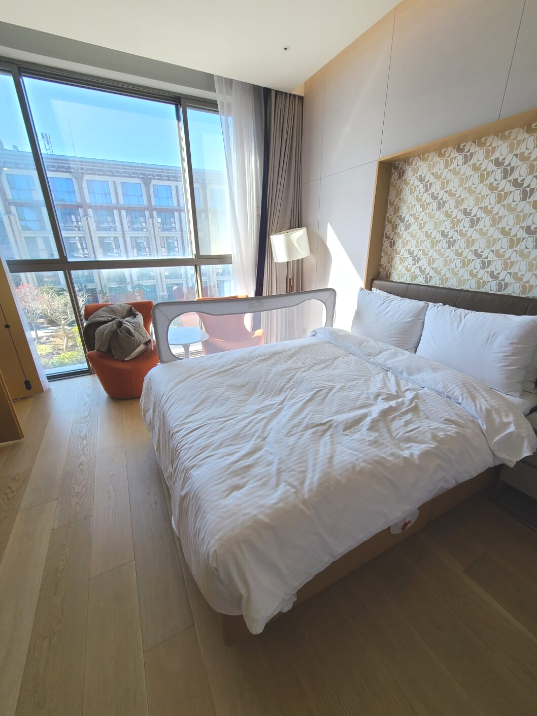 침대-가드가-설치된-더블침대