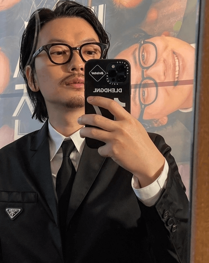 이동휘-포마드한-장발머리에-안경을착용하고-검은색수트로-코디를-한-모습