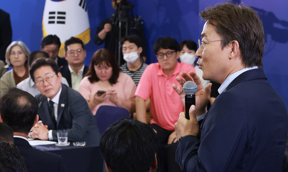 금융위원회 사무처장을 공개 칭찬