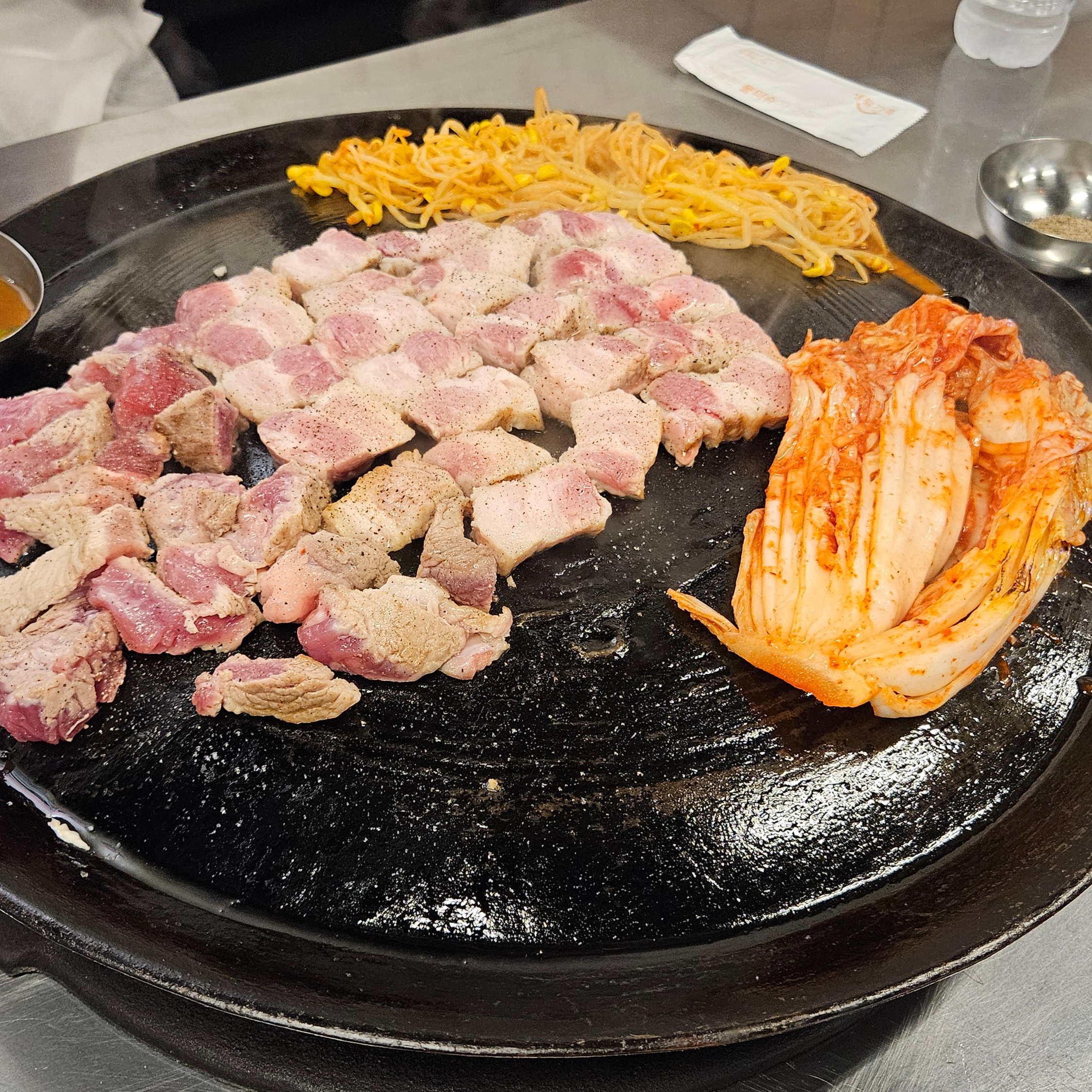 동두천솥뚜껑삼겹살 / 삼겹살 목살 반반