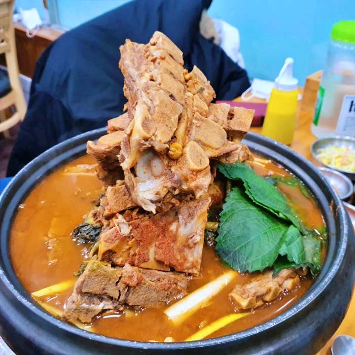생방송투데이 인천 소래포구 높이만 25cm 산더미 뼈탑 감자탕 맛집