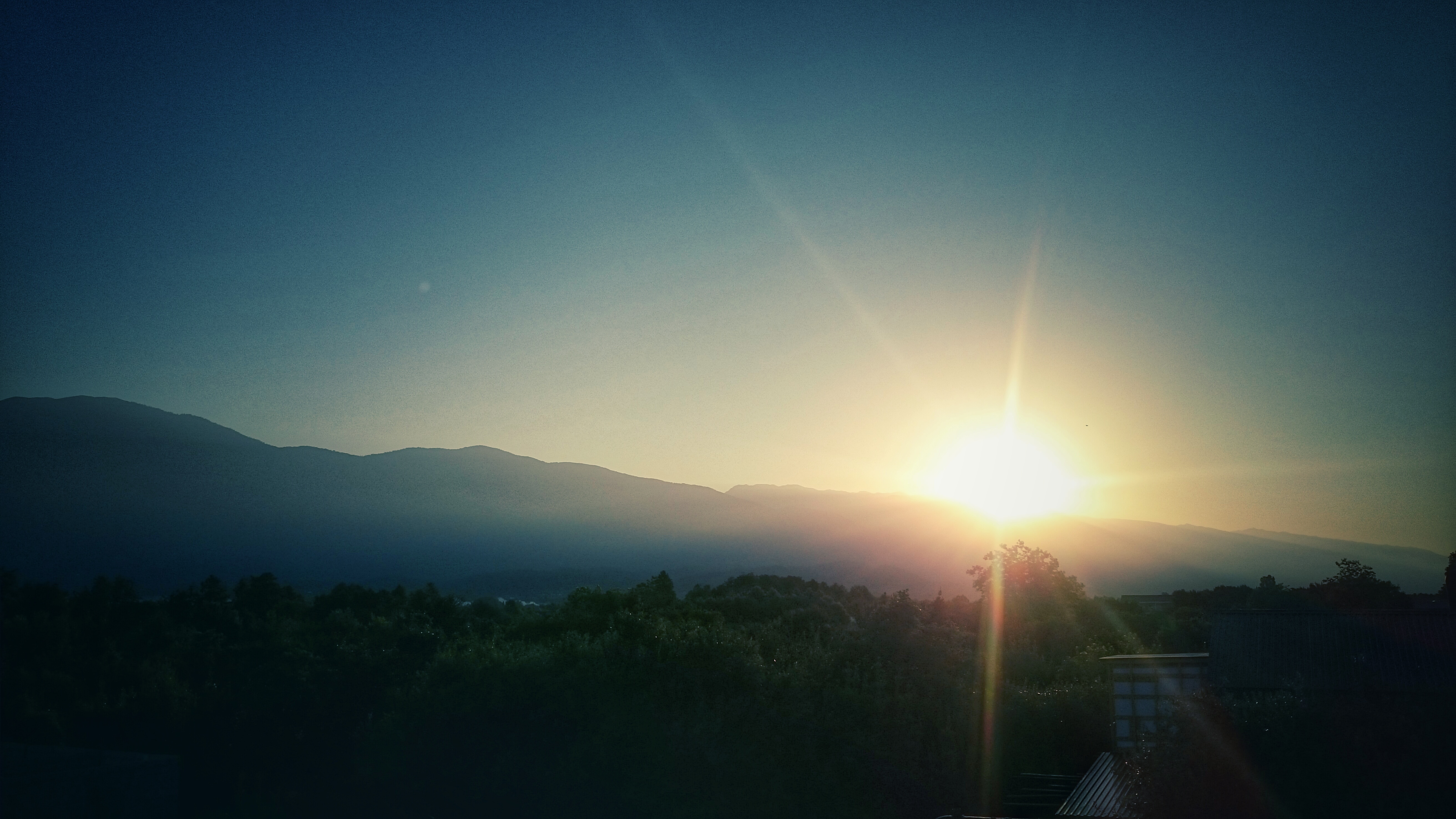 아침에 해뜨는 사진