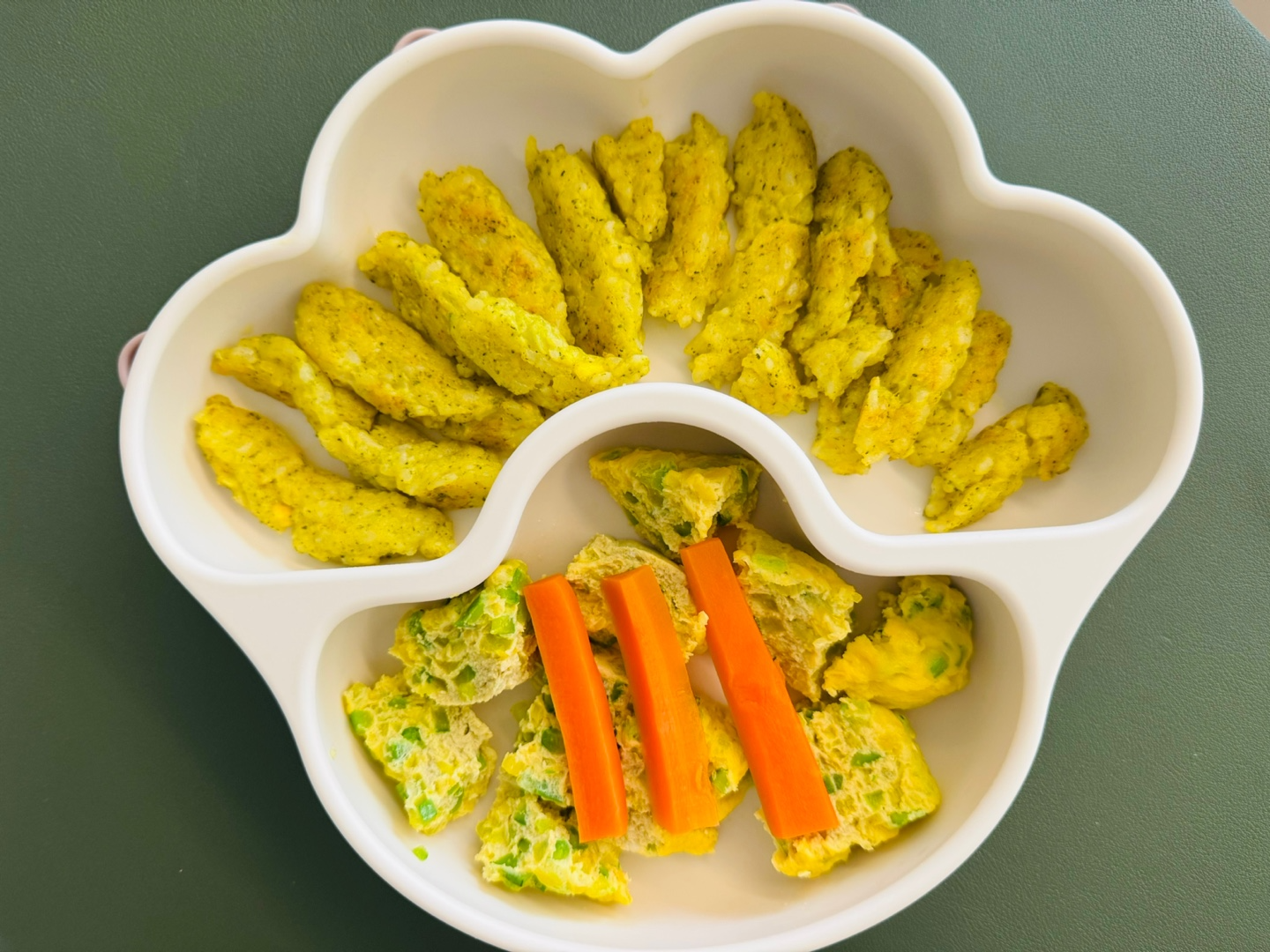 곰돌이 발바닥 모양 식판에 가지런히 담긴 밥스틱, 달걀찜, 그리고 당근스틱