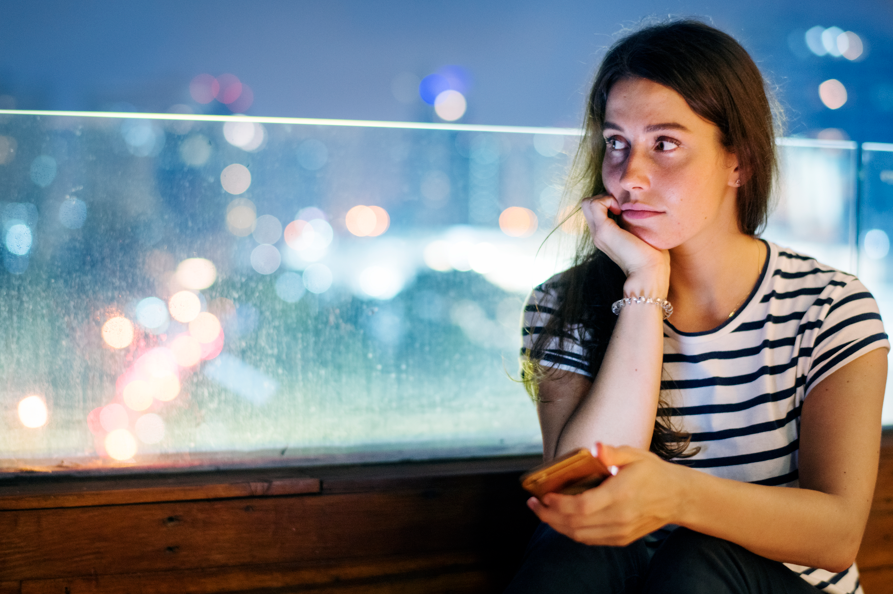 자존감이 낮을 때 반복되는 자기 비하 말버릇을 고민하는 모습