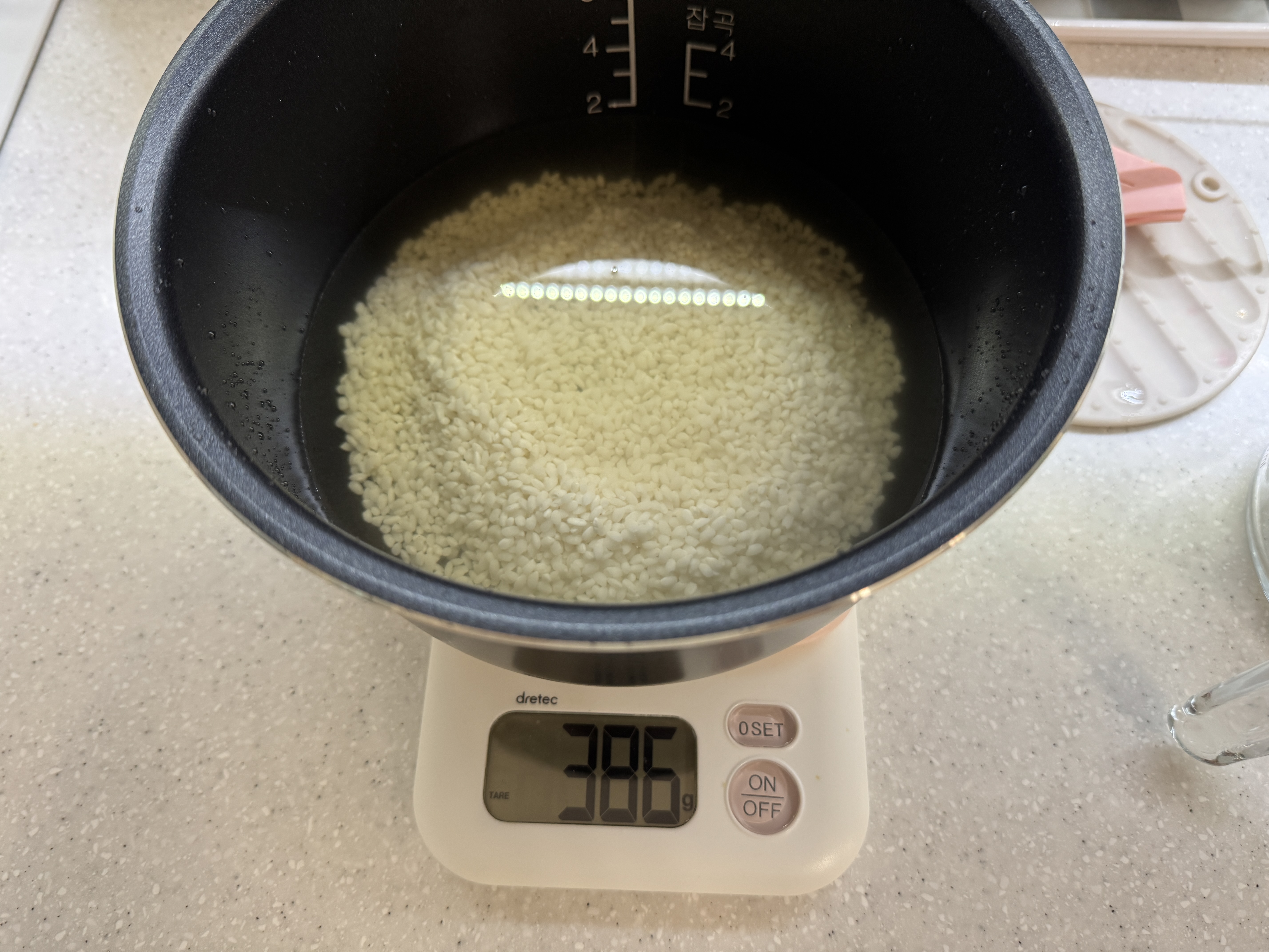 불린 쌀에 채수를 넣은 사진