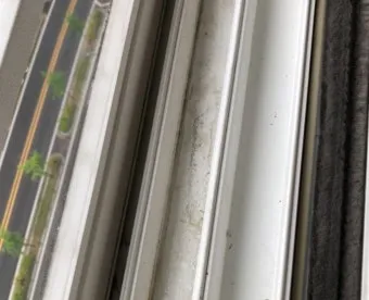 창틀 먼지 진공청소기 솔브러시와 물티슈로 닦는 순서_14