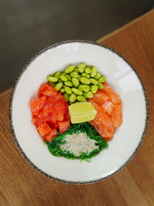 신선한 콩과 신선한 과일들이 잘 정돈되여 있다