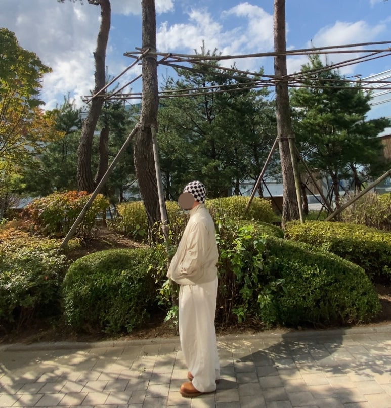 데일리룩('25. 10. 23.)마하그리드 체커보드 니트 비니, 마뗑킴 코팅 점퍼, 어커버 오버핏 티셔츠, 무신사 스탠다드 데님 와이드 벌룬 팬츠, 야세 남자엔지니어부츠 웨스턴부츠