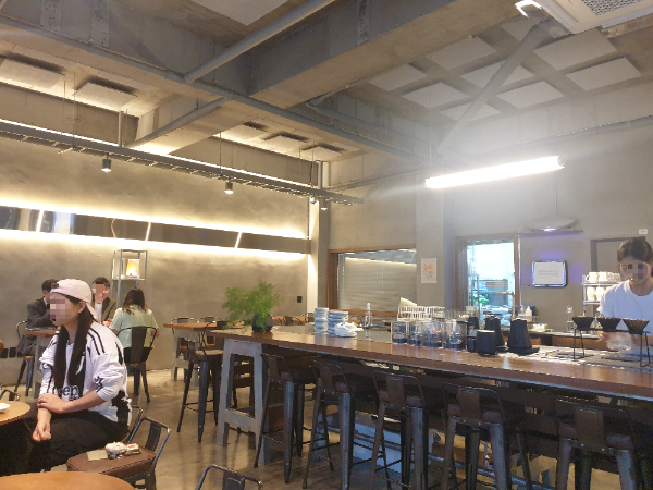 인더스트리얼 인테리어의 리을리을 커피 로스터스