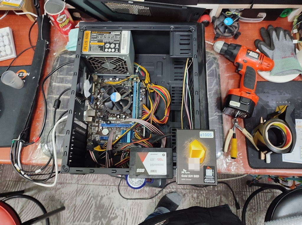 기존의 SSD를 제거하고 신품 SSD를 교체하고 있습니다. 