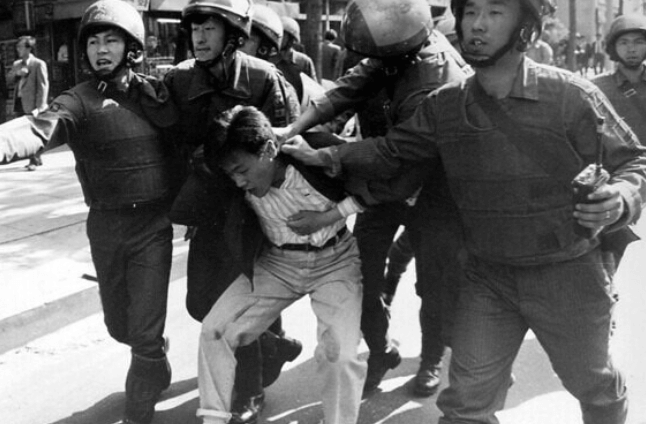 백골단, 강경대 열사, 김정현, 윤석열 대통령, 체포영장, 반공청년단, 민주화 운동, 시위 진압, 국민의힘, 정치 논란, 역사적 상처