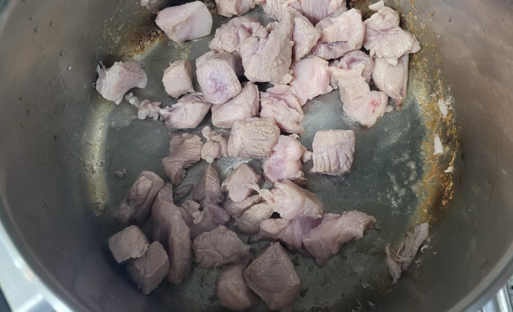 기름과 함께 앞다리살 볶는 과정