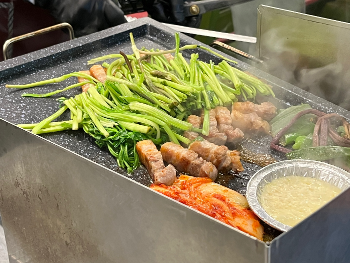 먹기 좋게 잘라주시는 중