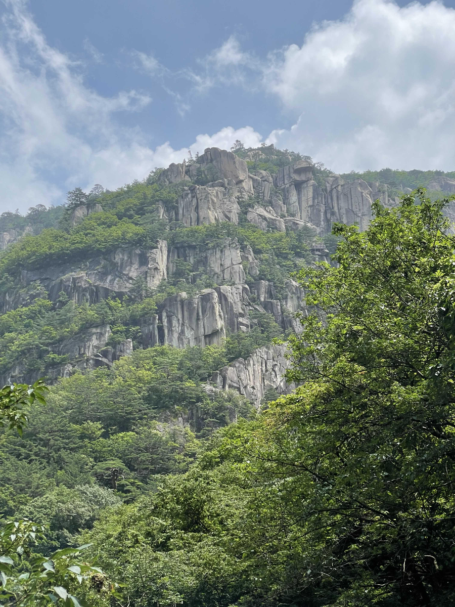 용추폭포 건너편 발가락 바위