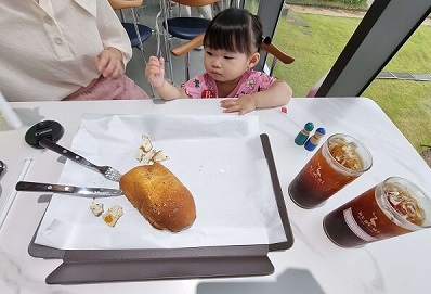 우리 가족이 주문한 단호박 찰빵과 아메리카노 사진입니다.