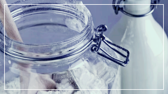 유리병에 담긴 밀가루