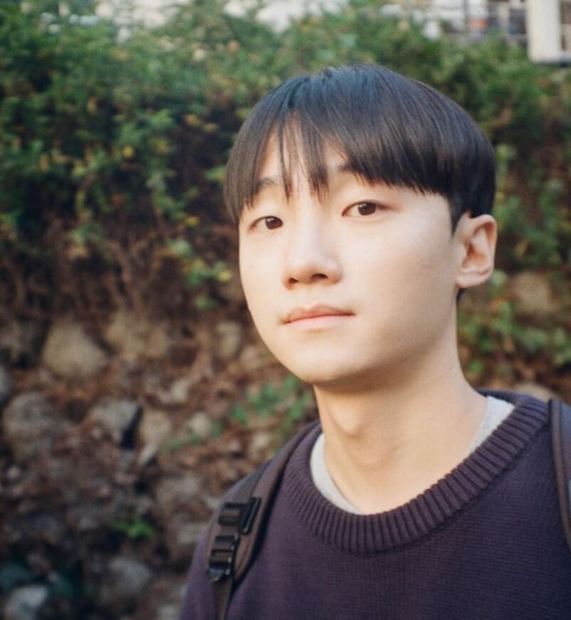 검정색니트를입은-남성의모습