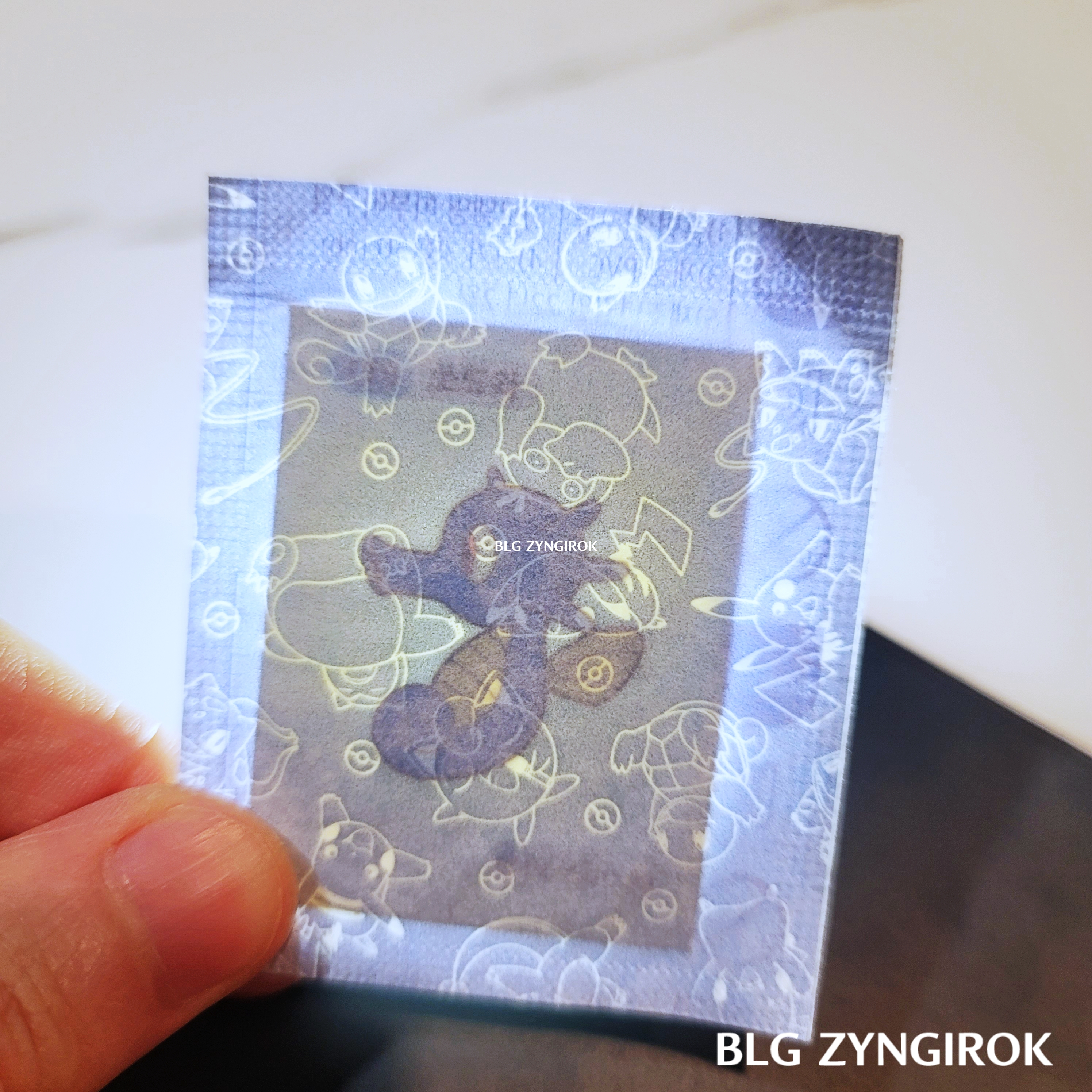 띠부띠부씰-쏘드라를-들고있다.