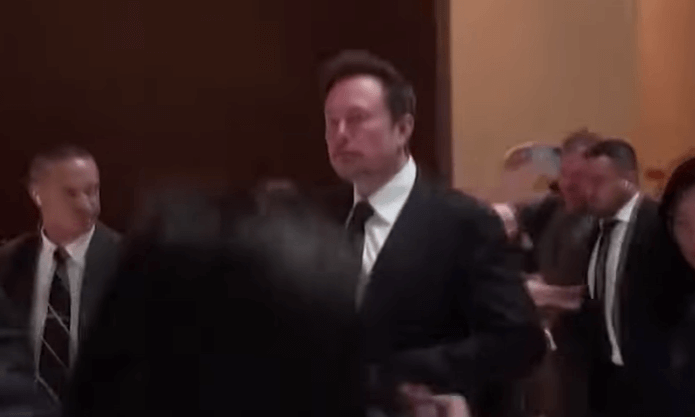 일론 머스크가 걸어가는 장면