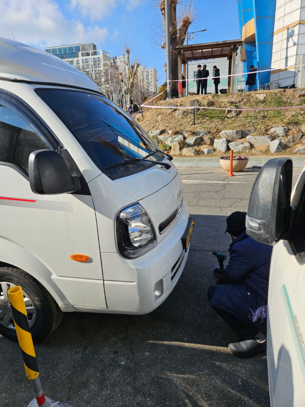 번호판 교체 직원