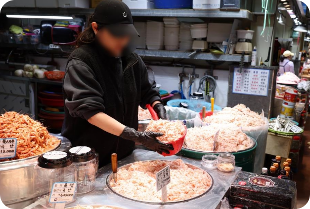강화 추젓 담는 젓갈 상인 [촬영 황정환]