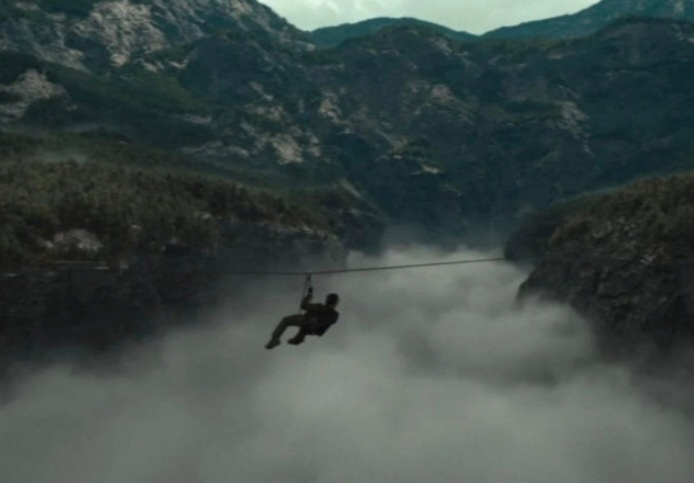 드라사를 만나기위해 협곡을 건너는 리바이