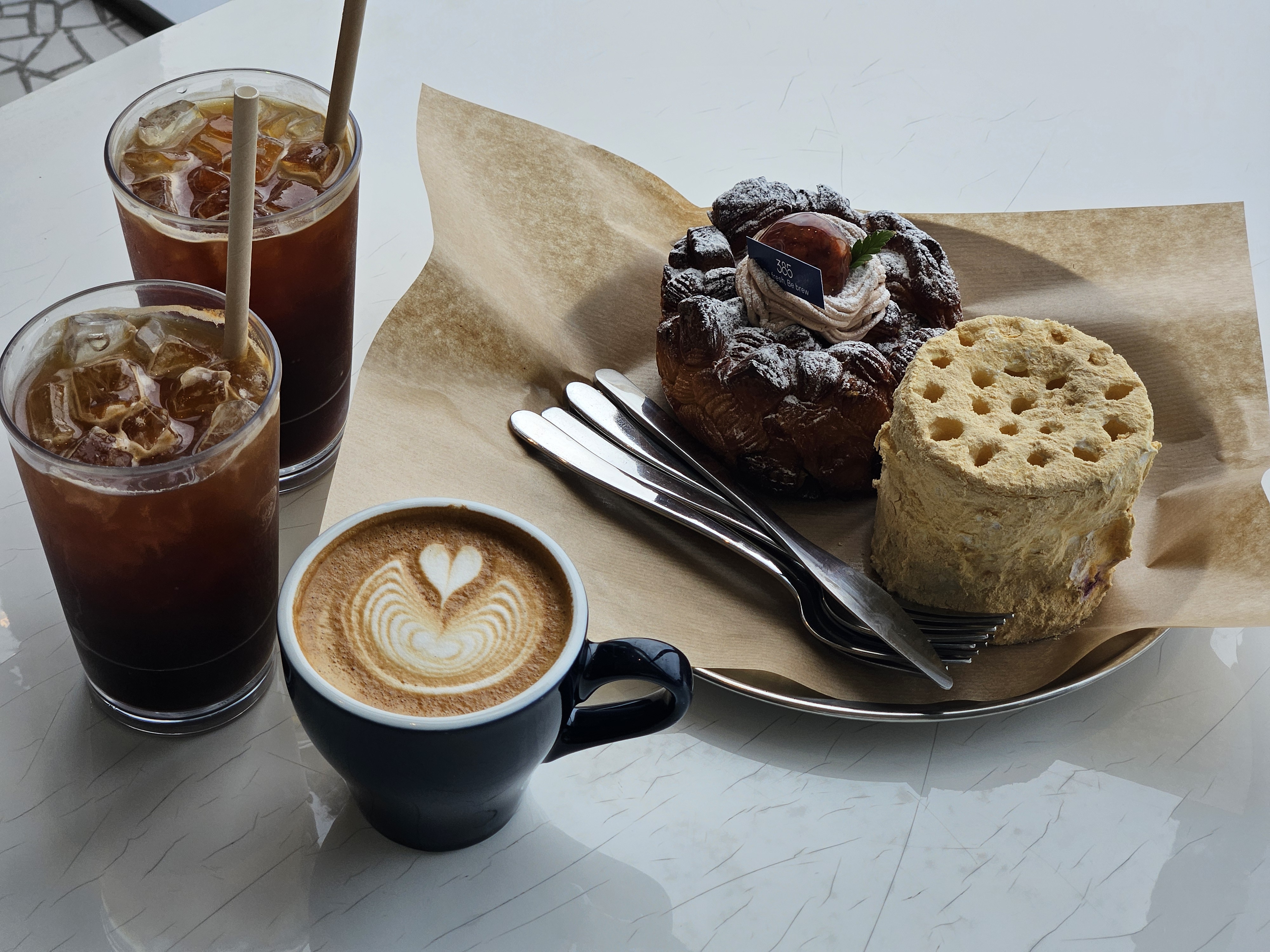 내가 시킨 커피와 빵들