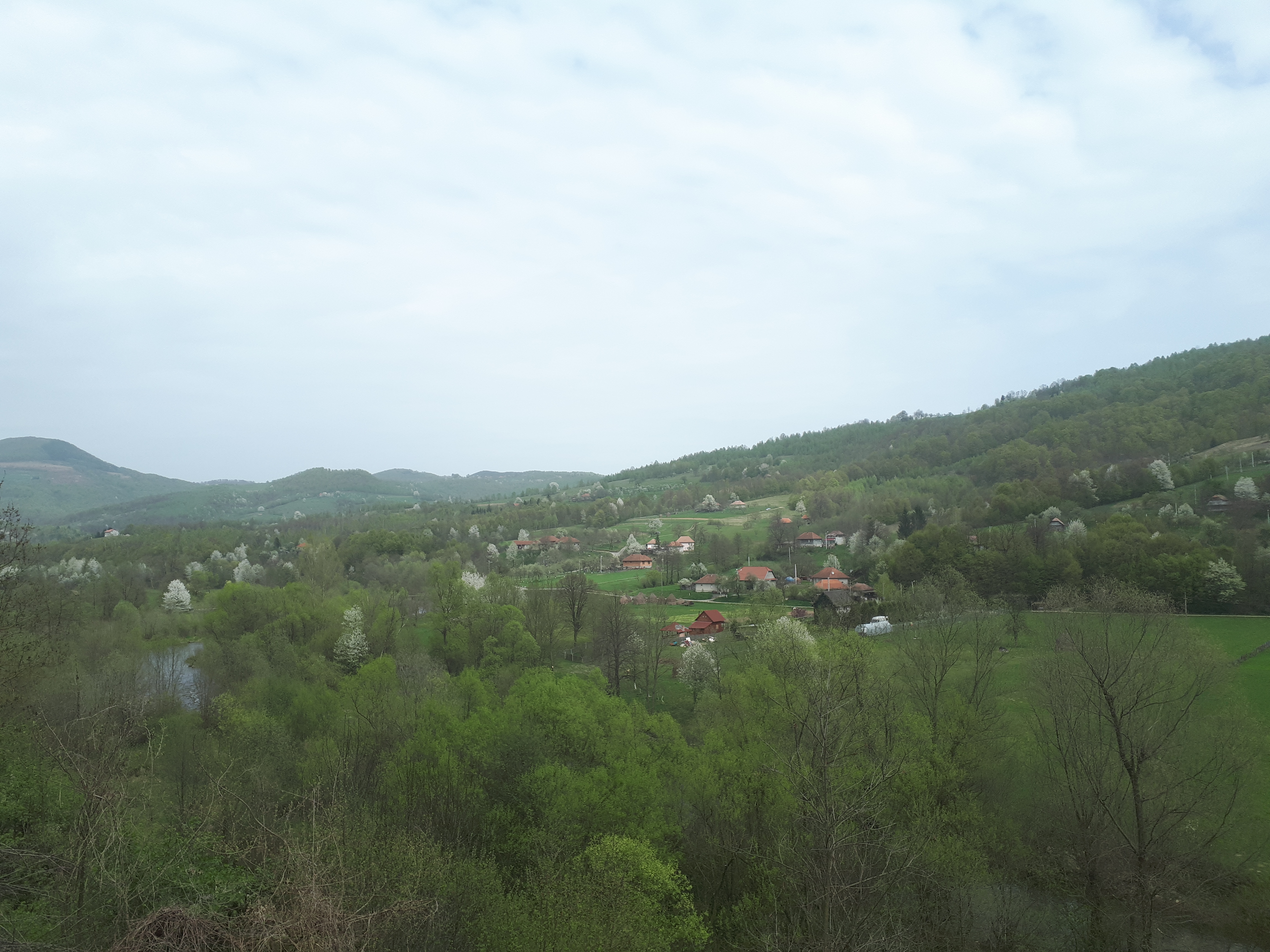 루마니아 상크라이우 전통 헝가리 가옥과 자연