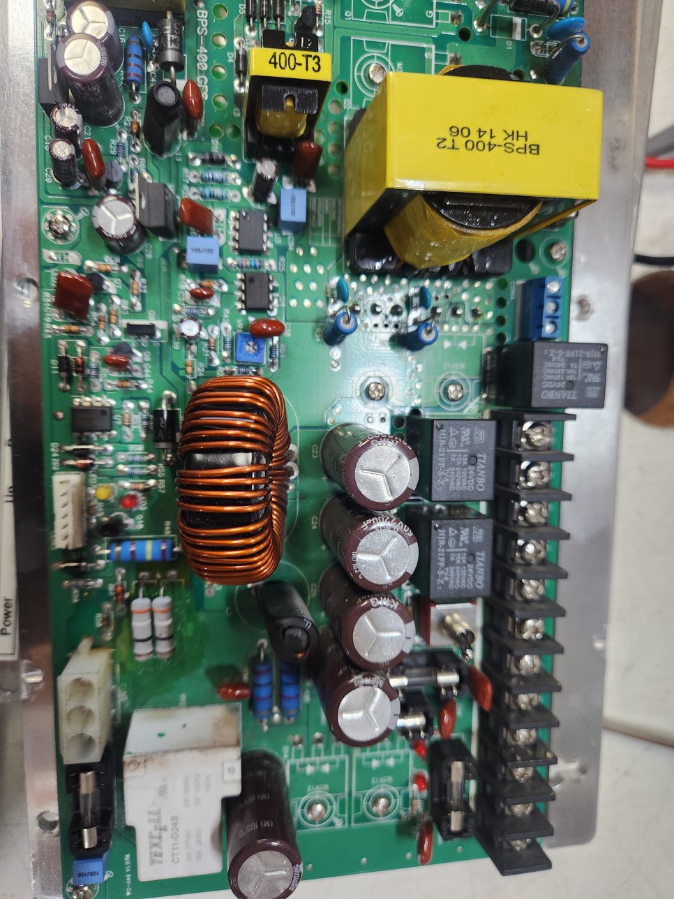 동방전자 소방수신기파워 BPS-400 GFS LDPS2715B DPU15-15 PSU450 PSM800 PSU300 즉시 파워 회로 전반을 정밀 분석하고, 문제를 일으킨 불량 소자를 선별하여 정품 규격 부품으로 교체 작업을 진행했습니다. 이 과정에서 전압 안정성, 부하 테스트, 장시간 구동 테스트까지 병행하여 재발 가능성을 철저히 차단했습니다.
그 결과, 입고 당일 수리 완료라는 빠른 대응으로 장비를 정상 복구할 수 있었고, 관리사무소에서도 즉각 재설치가 가능해 소방 시스템 공백을 최소화할 수 있었습니다. 긴급 상황일수록 경험과 기술력이 얼마나 중요한지 다시 한 번 확인할 수 있는 사례
수리 과정 by 메트영남