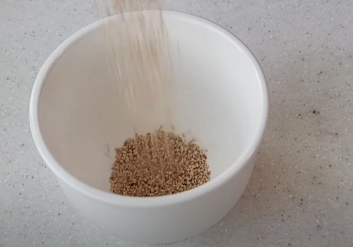 굵은 깨 절구에 넣기