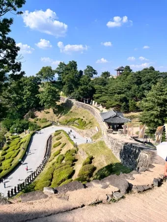 공주 공산성은 백제시대 475년부터 538년에 수도 방어와 왕궁 기능을 수행하던 산성입니다 금강을 끼고 해발 110m 능선에 축조된 포곡형_3