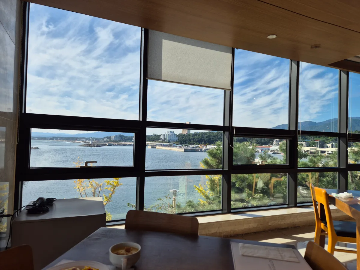 뷔페_창가좌석_탁자_의자_창문_바닷가