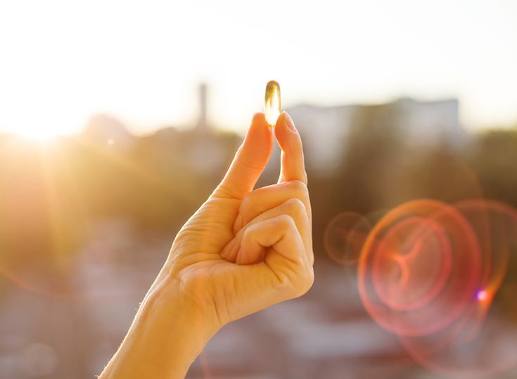 비타민을 -들고있는-엄지와검지