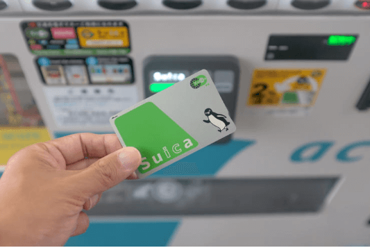 경기도 청년들이 경기지역화폐를 사용하며 청년기본소득 혜택을 누리는 모습