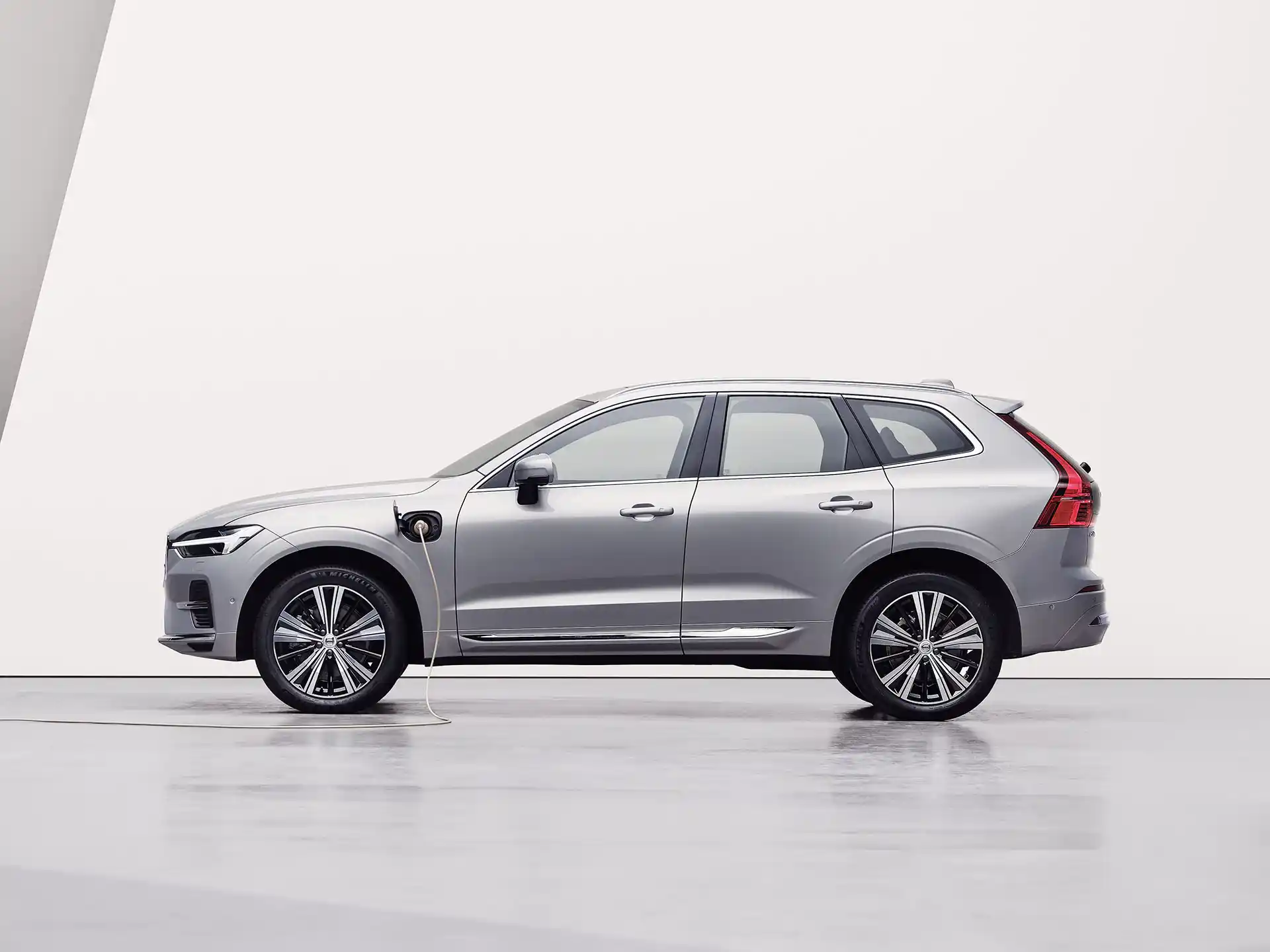 볼보 신형 XC60 리차지 PHEV 가격 실구매가 모의견적 제원 옵션 카탈로그 외관 디자인 내부 색상 디자인 인테리어 편의사양 안전사양 총정리