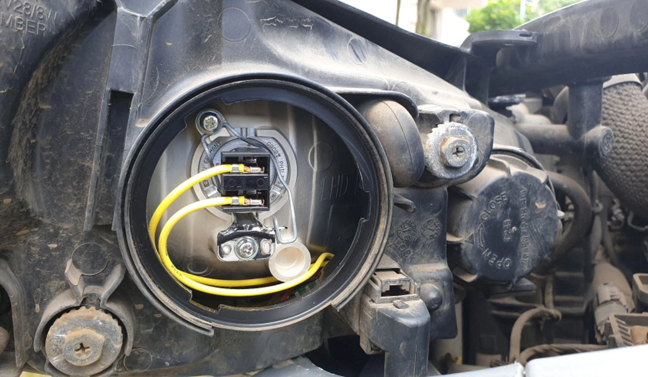 헤드라이트 램프 전원 끼운 모습