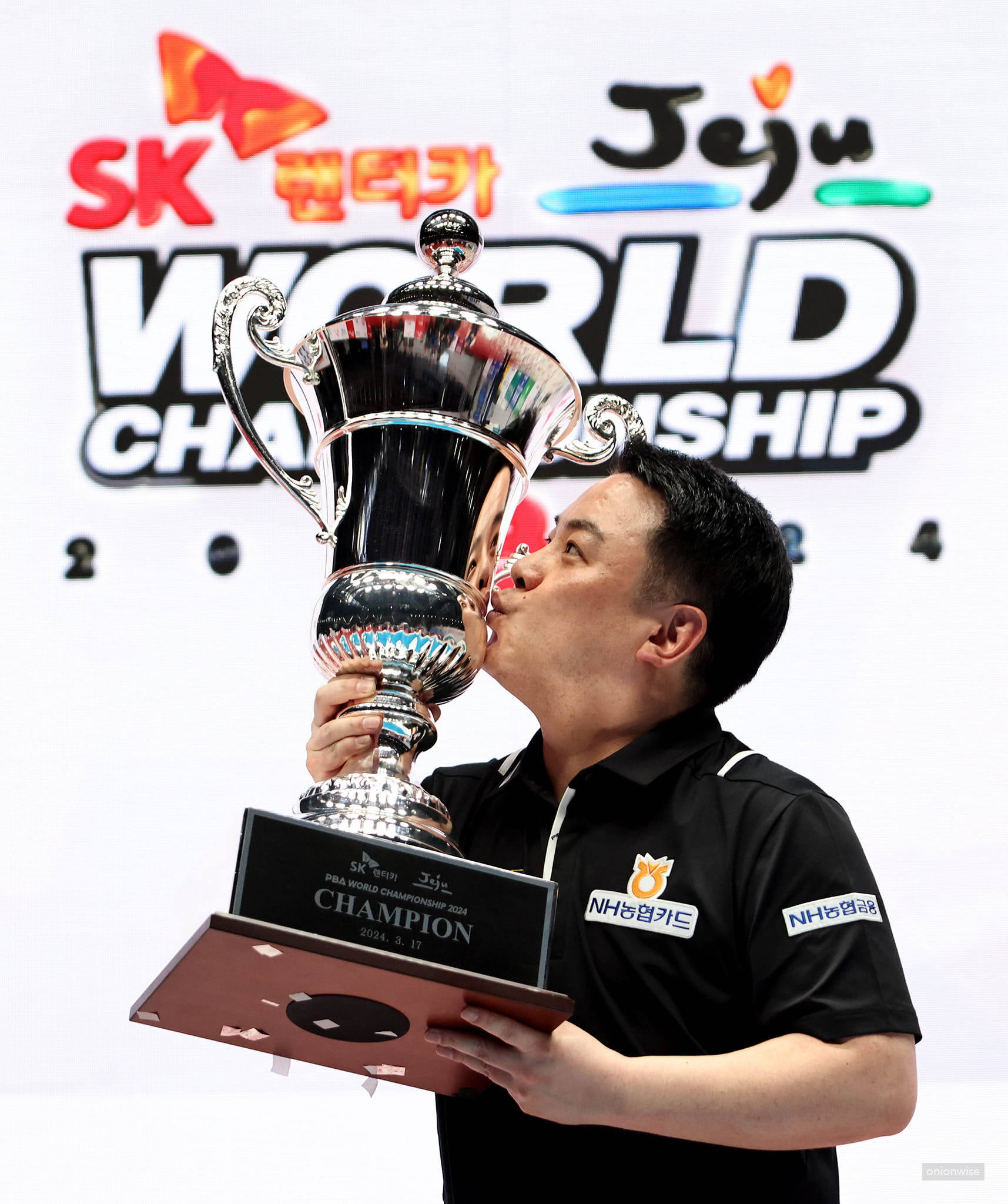 우승컵에 입을 맞추는 조재호