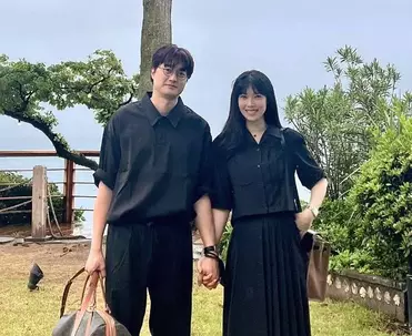 배다해 이장우 부부가 검은색 커플룩을 입고 손잡고 있는 모습