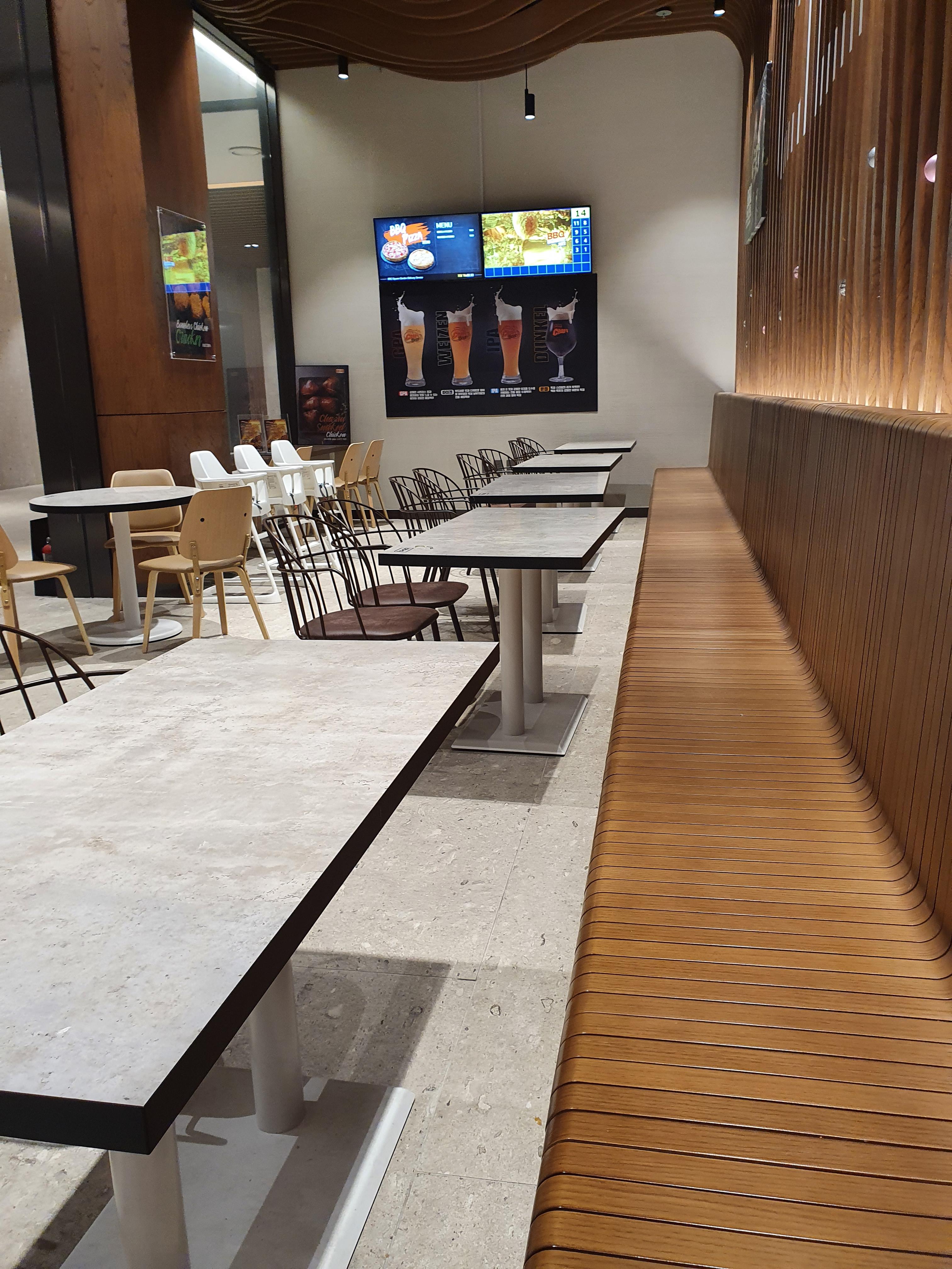 비비큐 델피노1호점 매장 사진 사람이 1명도 없다. 오후 8시인데..실화인가?