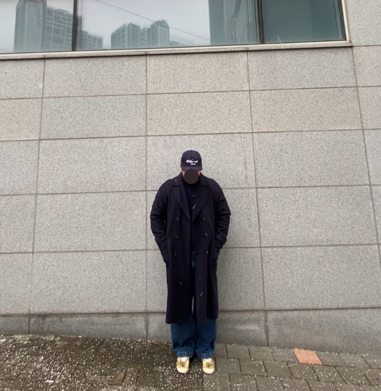 데일리룩('26.1.12.)에페 빈티지 할리우드 스타 볼캡, 그레이휴 더블브레스티드 롱코트, 후브스 헤비케이블니트 울 스웨터, 무신사스탠다드 벌룬 팬츠, 아식스 오니츠카타이거 골드