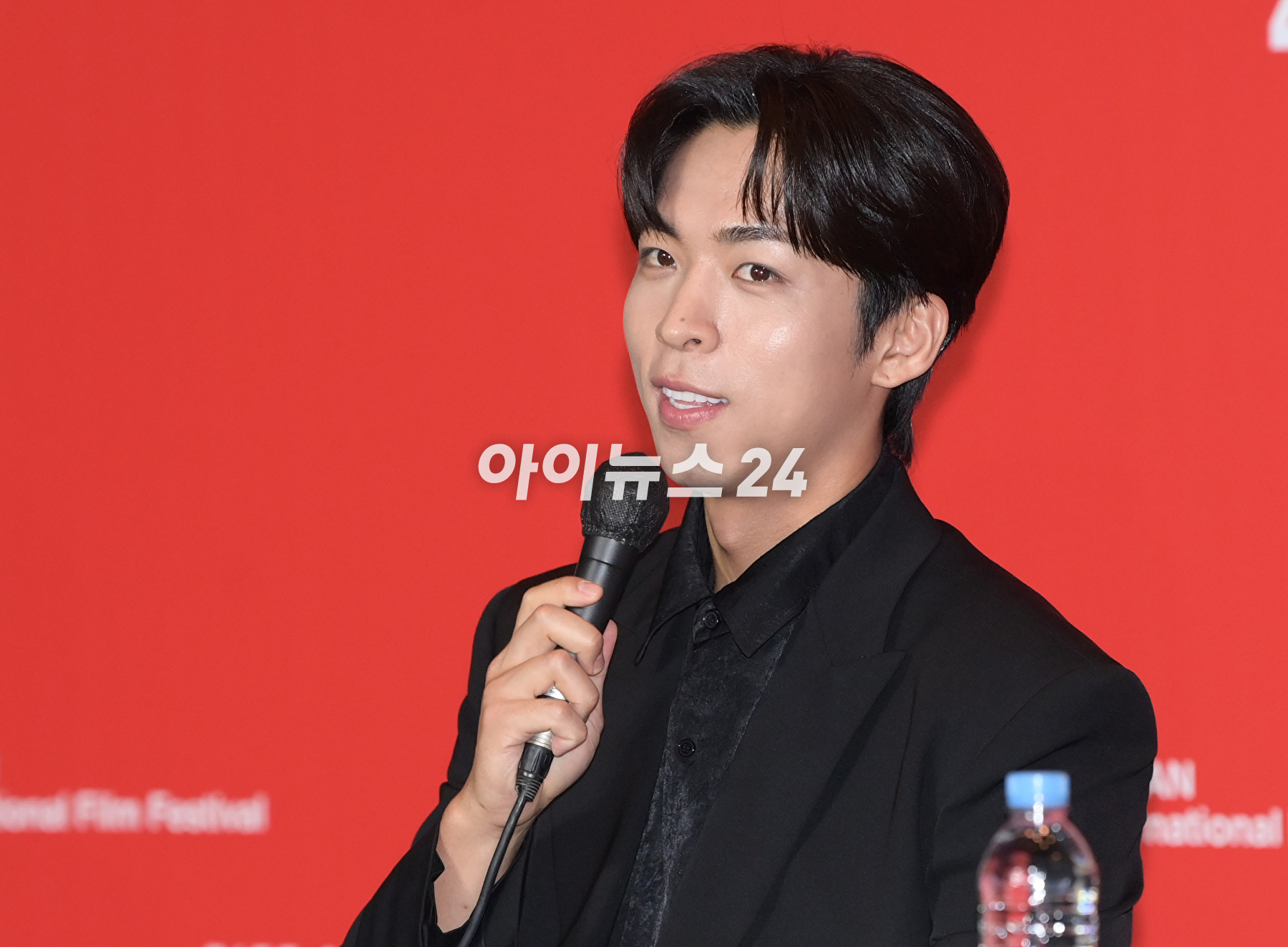 배우 주종혁이 4일 오후 부산 영화의전당에서 진행된 제28회 부산국제영화제(BIFF) 개막작 '한국이 싫어서'(감독 장건재) 기자회견에 참석하고 있다. [사진=정소희 기자]