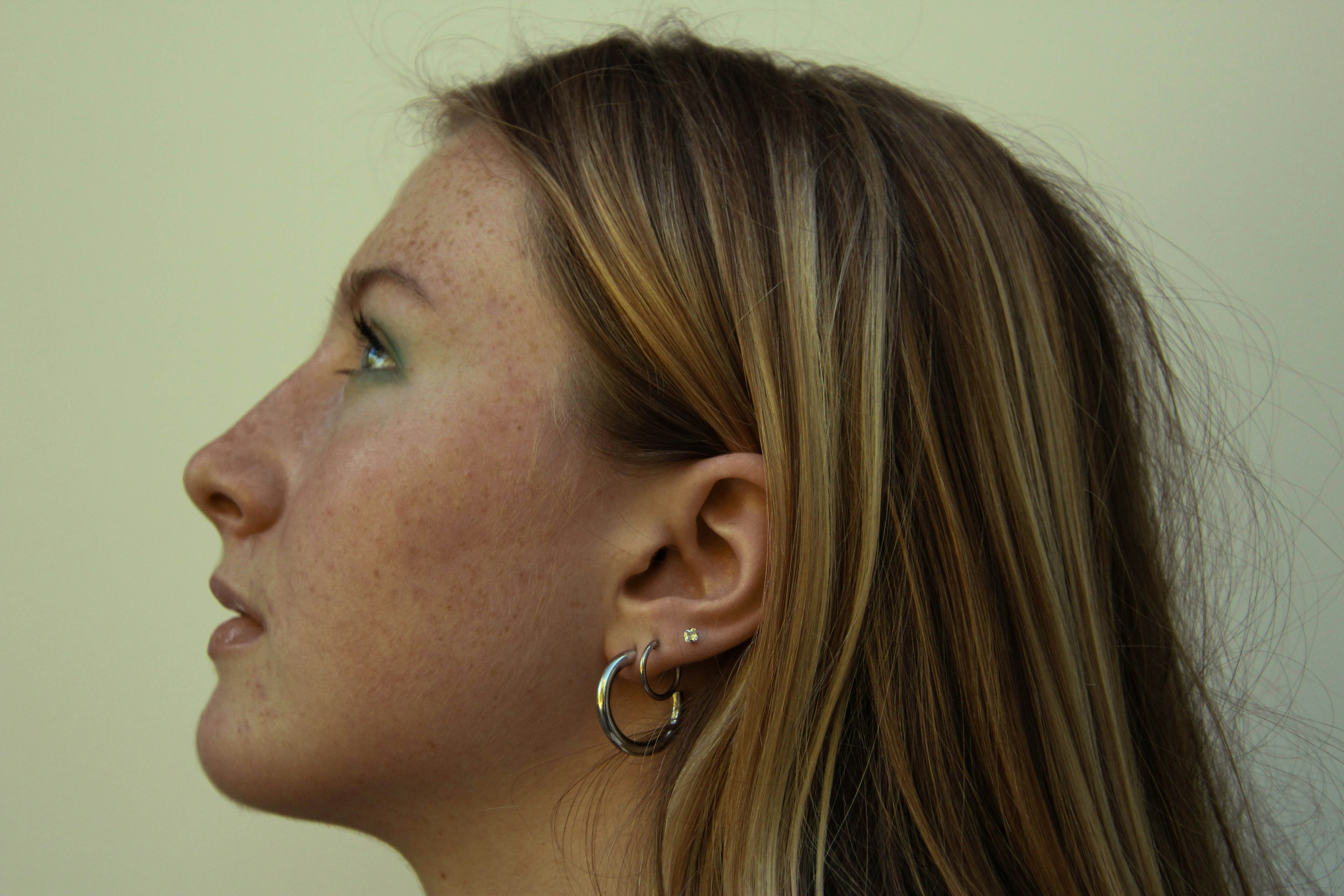 평가를 듣는 참가자의 긴장된 옆모습 관련 사진