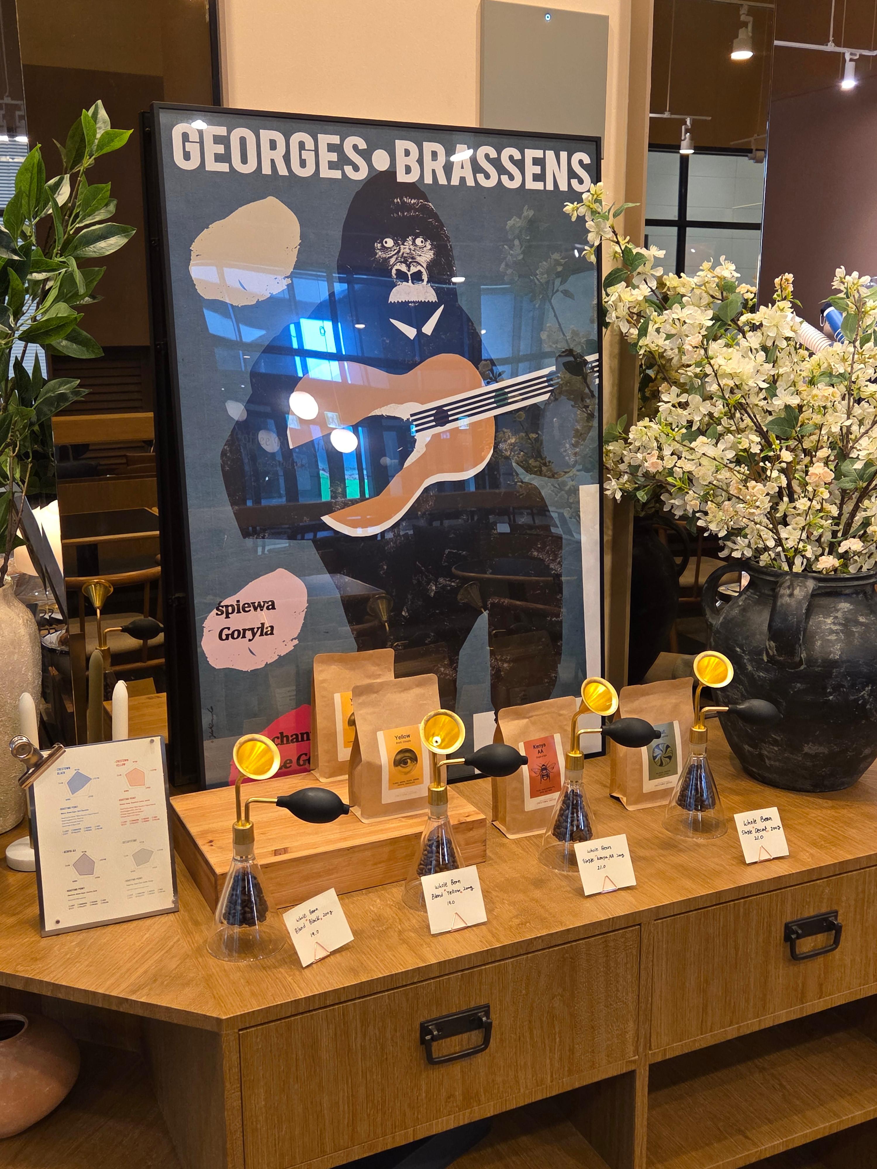 크레스타운 커피 마곡코엑스점 원두 전시 코너, 다양한 원두와 시향기, 감각적인 아트 포스터