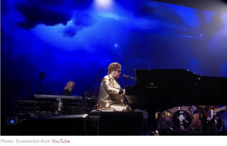엘튼 존, 글래스턴베리 뮤직 페스티벌에 "역대 최대" 관중 몰려...76세 나이 무색 VIDEO: Elton John Attracts &ldquo;Biggest Ever&rdquo; Crowd to Glastonbury Music Festival For His Final UK Performance