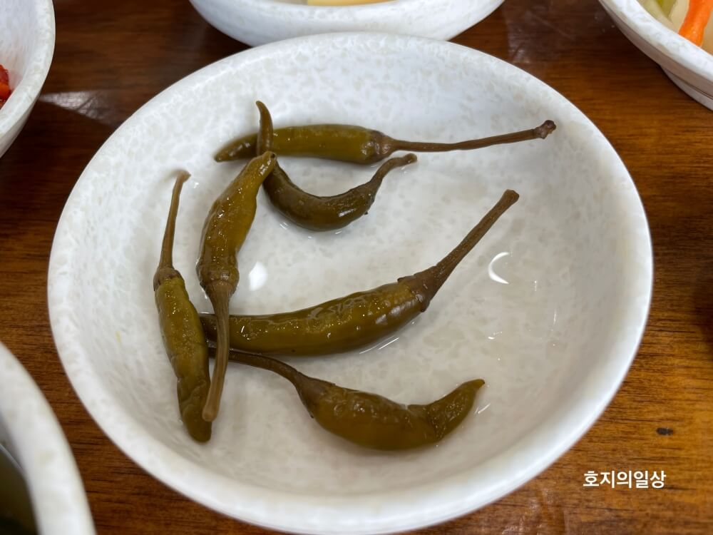 제주 구좌 전복 맛집 명진전복 - 기본찬 고추 장아찌