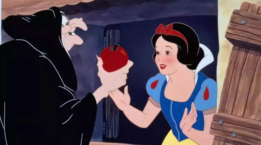 사필귀정 - 백설공주에게 독사과를 건네는 마녀