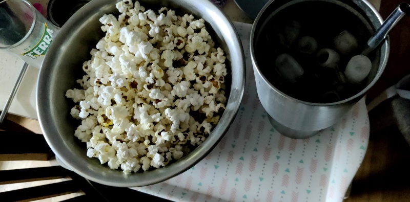 팝콘과 콜라에 얼음가득!